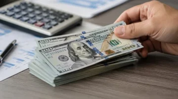 تغيرات سعر الدولار في البنوك المصرية بعد ارتفاعه خلال تعاملات الأحد الماضي